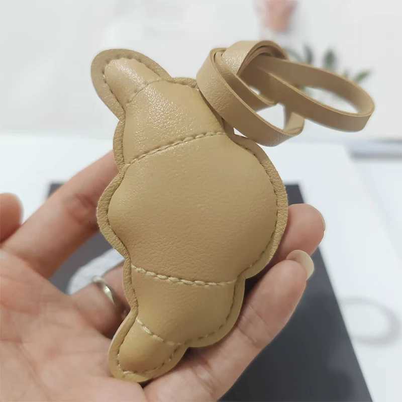 Trendy Women Men Cute Fashion Handmade Leather Croissant Keychain Kaii Cartoon Bag Handbag Backpack Charm Pendant Car Keyring Y250731