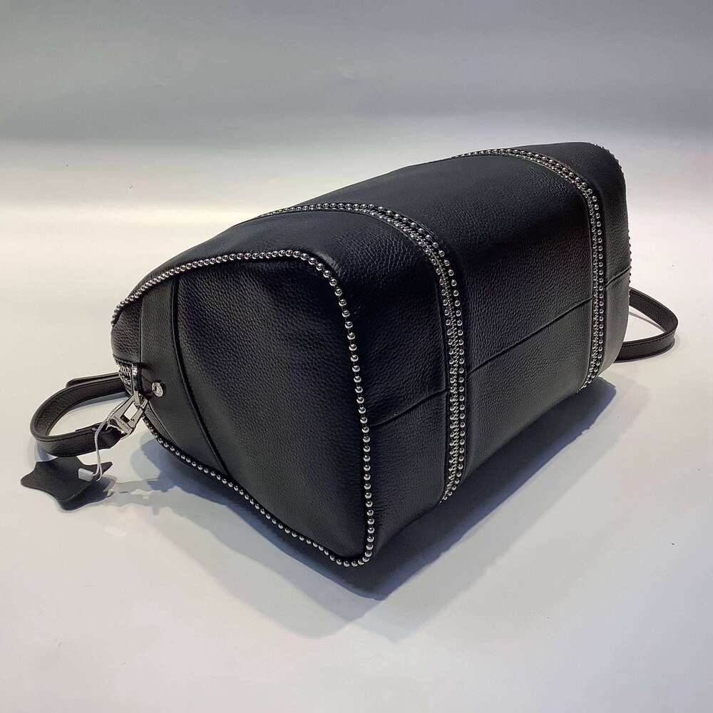 Luxury Designer Niche Ladies Handheld Bucket Bag with Casual and Versatile Leather One Shoulder Crossbody Pillow