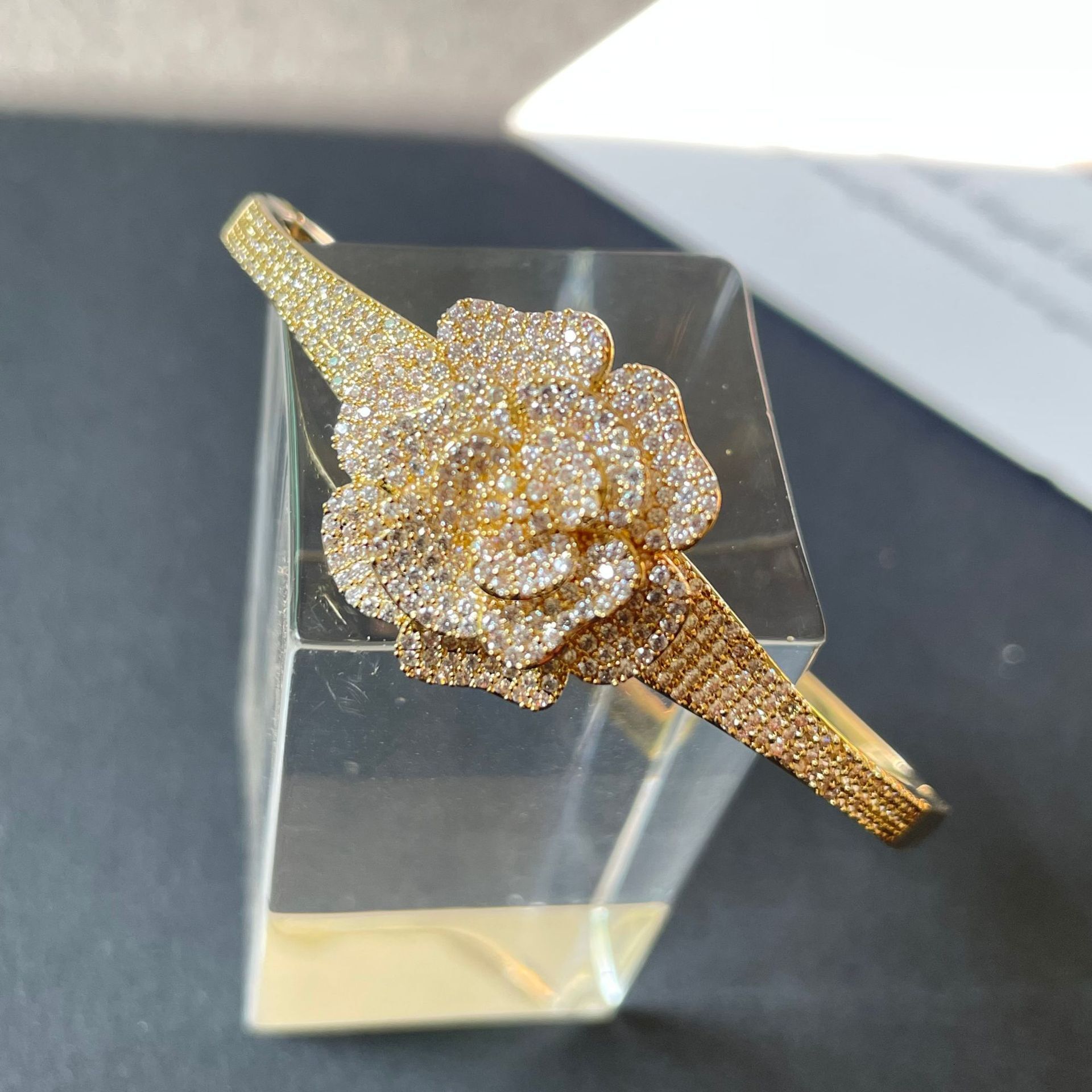 Designer Bracelet American Fashion Creative Flower Bracelet For Women Super Sparkling Full Diamond Zircon Madam Rose Flower Bracelet Hot Selling Popul