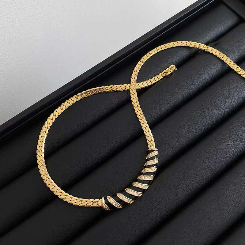 Exaggerated Personality Striped Inlaid Dia High-End Light Collarbone for Women Cuban Style Curved Neck Chain Jewelry