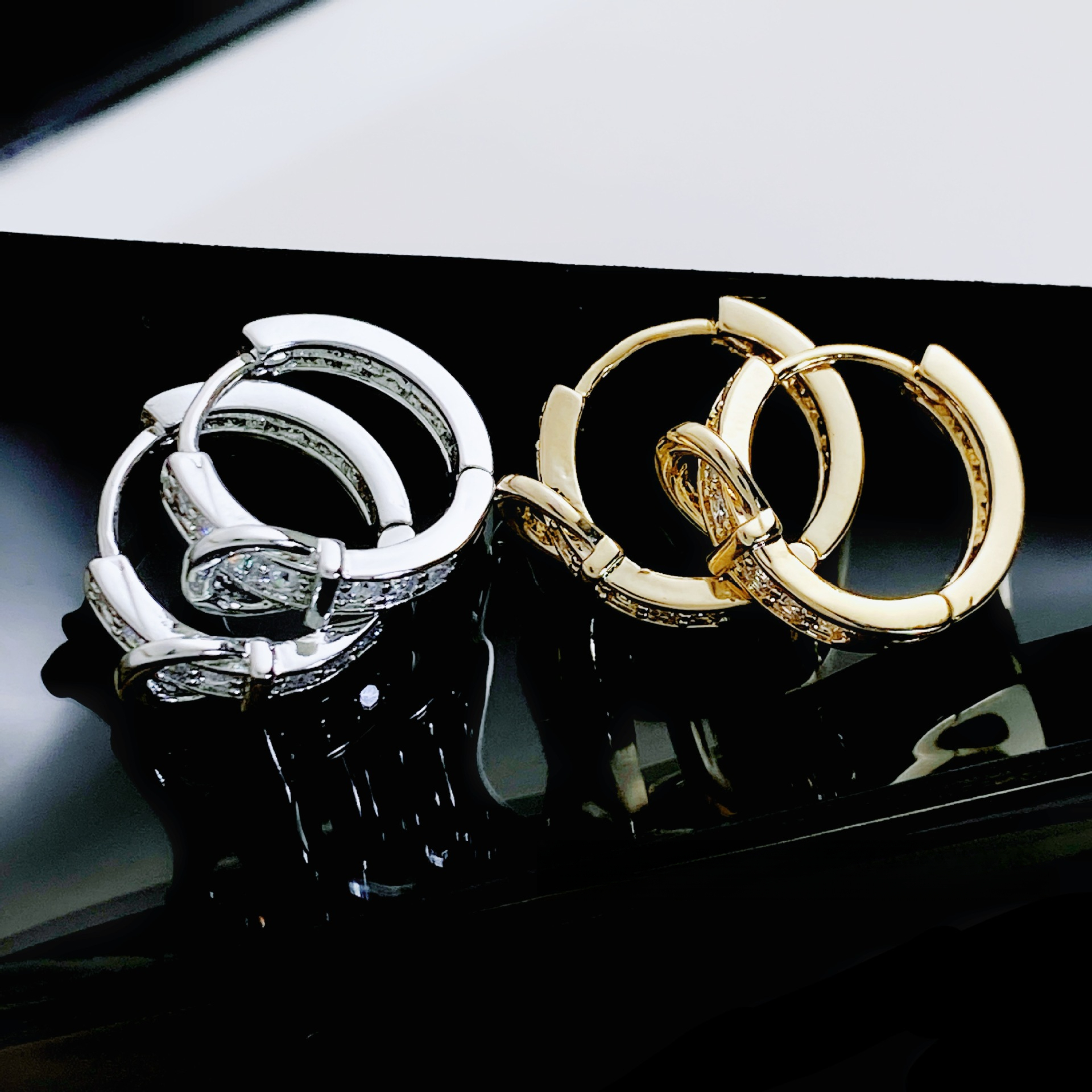 Free Shipping Designer Luxury Jewelry New Fashion Horseshoe Earrings High-end Minimalist Simple Small Belt Buckle Personality Trendy Cool Women's