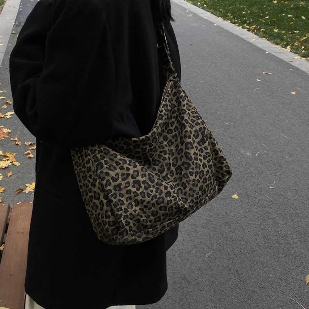 Womens Leopard Print Tote Bag Lightweight High-capacity Shoulder Bag Adjustable Shoulder Strap Crossbody Bag For Daily Use 2025 G250729
