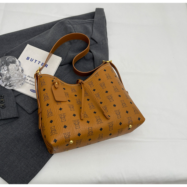 2025 New Bear Print Large Capacity Armpit Bag Women's Commuter Shoulder Bag Fashionable Texture Tote Bag