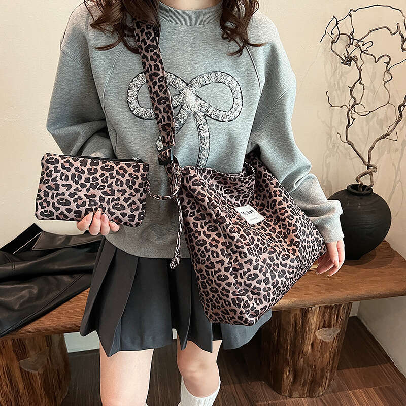 Leopard print canvas hand-held shoulder bag, large capacity mother and child bag design, fashionable street bag, casual versatile commuting women'