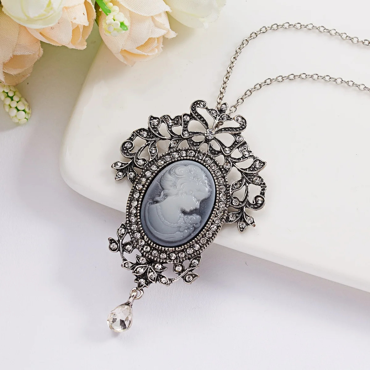 Vintage Cameo Beauty Portrait Pendant Necklace For Women Men Resin Lady Queen Flower Butterfly Long Sweater Chain Jewelry 250729