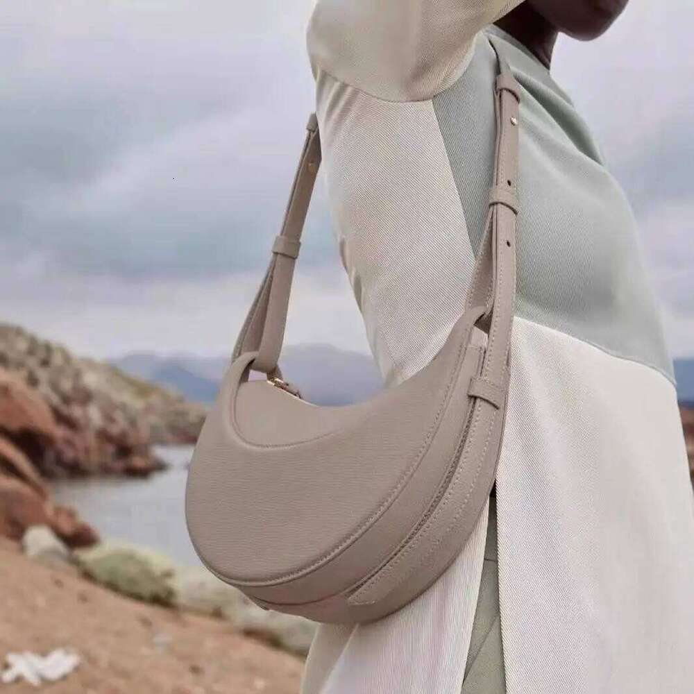 New Crossbody Niche Design Single Shoulder Women s Crescent Shaped Foreskin Armpit Saddle Universal Makeup Bag bag