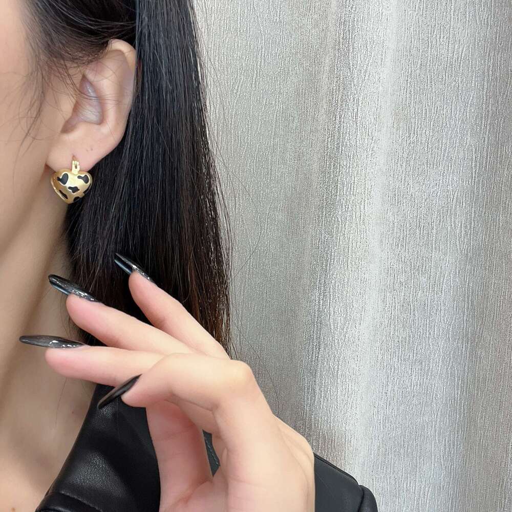 Milad Earrings Niche Matte Leopard Heart Ear Clips Korean Style Autumn Winter Versatile New Personality Fashion Women bd0