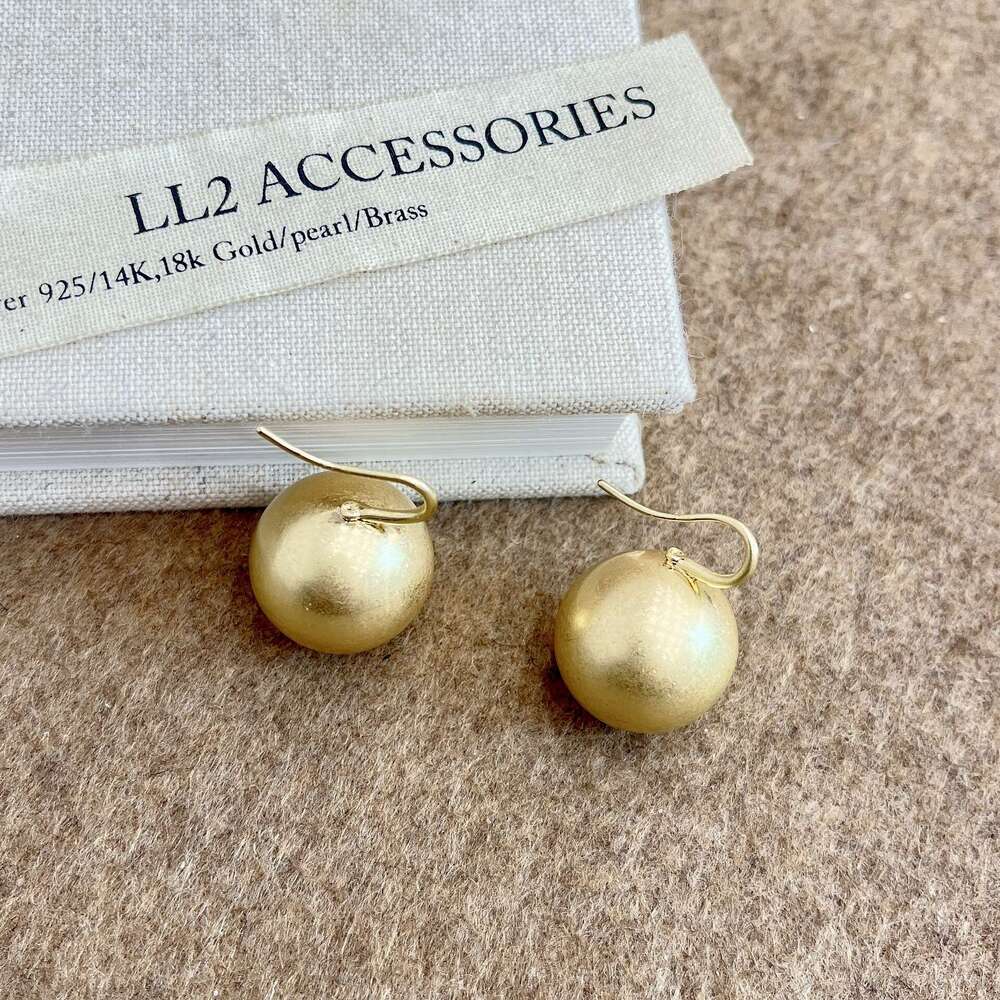 2024 New Tea Gold Pearl Earrings Autumn Winter Women's Elegant High-end Hooks Ear Jewelry 06e