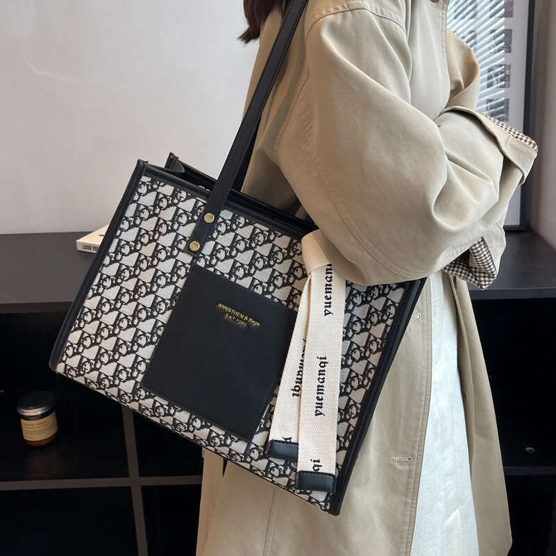 Woman Shopping Bag Black and white presbyopia canvas tote bag, large capacity hand-held shoulder bag, fashionable and versatile commuting bag for outd