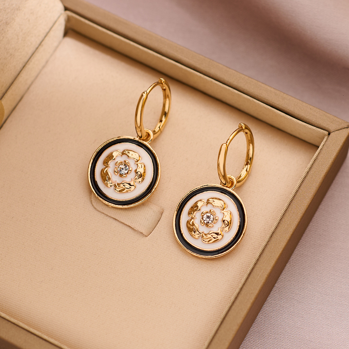 Free Shipping Designer Luxury Jewelry French Retro Camellia Women's Earrings Niche Personality Fashion Art High-end Ear Hooks New Ear Accessories