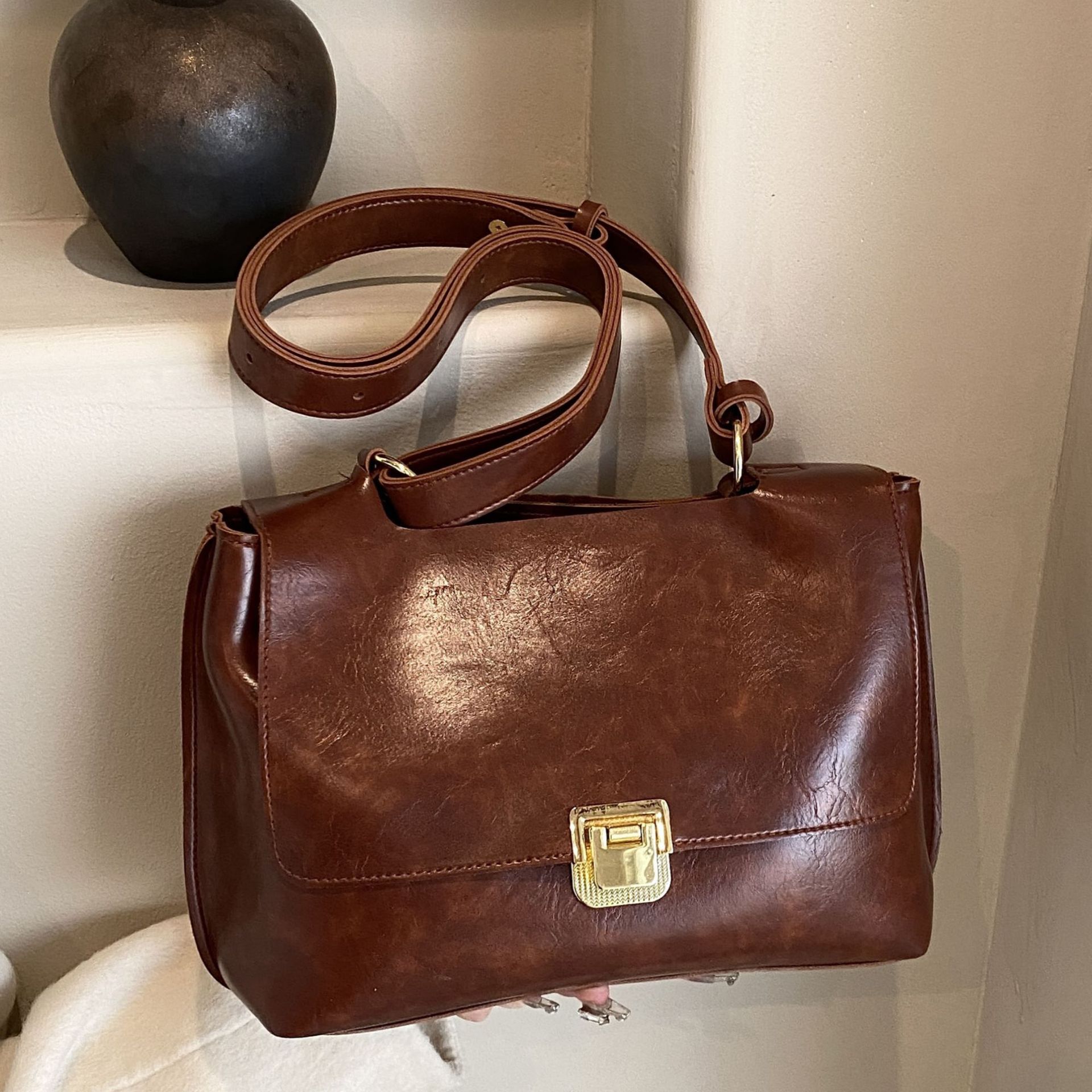 Niche fashion underarm bag women's 2025 new retro versatile tote bag high-end commuter shoulder handbag