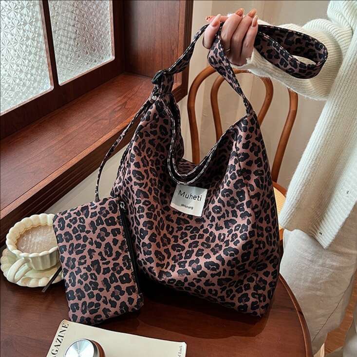 Leopard print canvas hand-held shoulder bag, large capacity mother and child bag design, fashionable street bag, casual versatile commuting women'