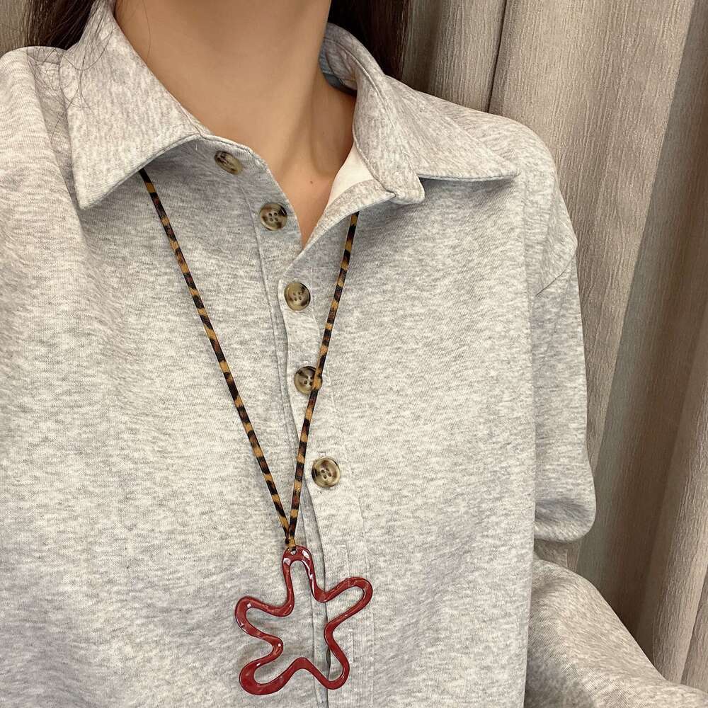 Red Hollow Flower Heart Necklace for Women Autumn Winter 2024 New Korean Style Sweatshirt Fashion High-end Sweater Chain 7b2