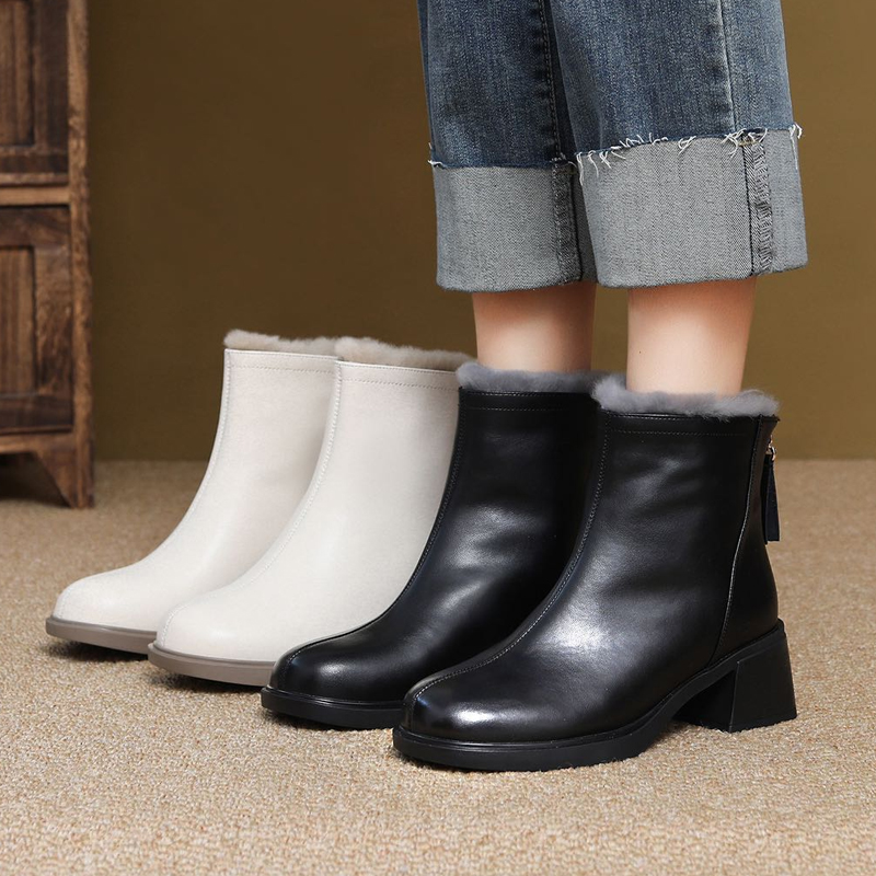 2025 Autumn/Winter French Chelsea Boots for Women with Fleece Lining, Warm Thick Heels, British Style Short Boots, Low-Top Martin Boots with Height In