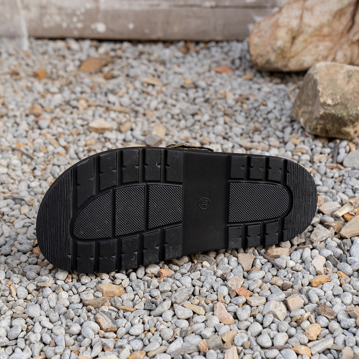 Free shipping design flat slippers, women's high-end thick-soled European and American flip-flops, belt buckle one-line Roman slippers