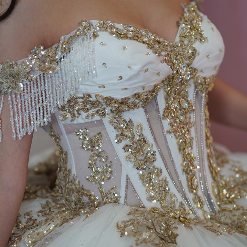 White Shiny Quinceanera Dresses Off The Shoulder Gold Applique Lace Beads Bow Tull Ball Gown Vestidos De 15 Anos Sweet 16 Dress