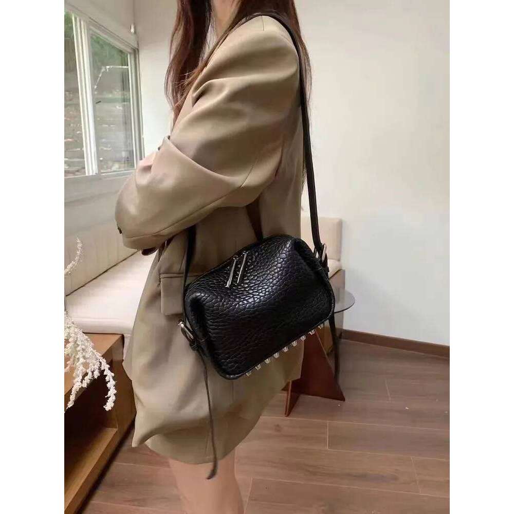 Luxury Designer Niche Office Women Sheepskin Soft Shell Underarm Shoulder Rivet Strap Crossbody Bag Flip
