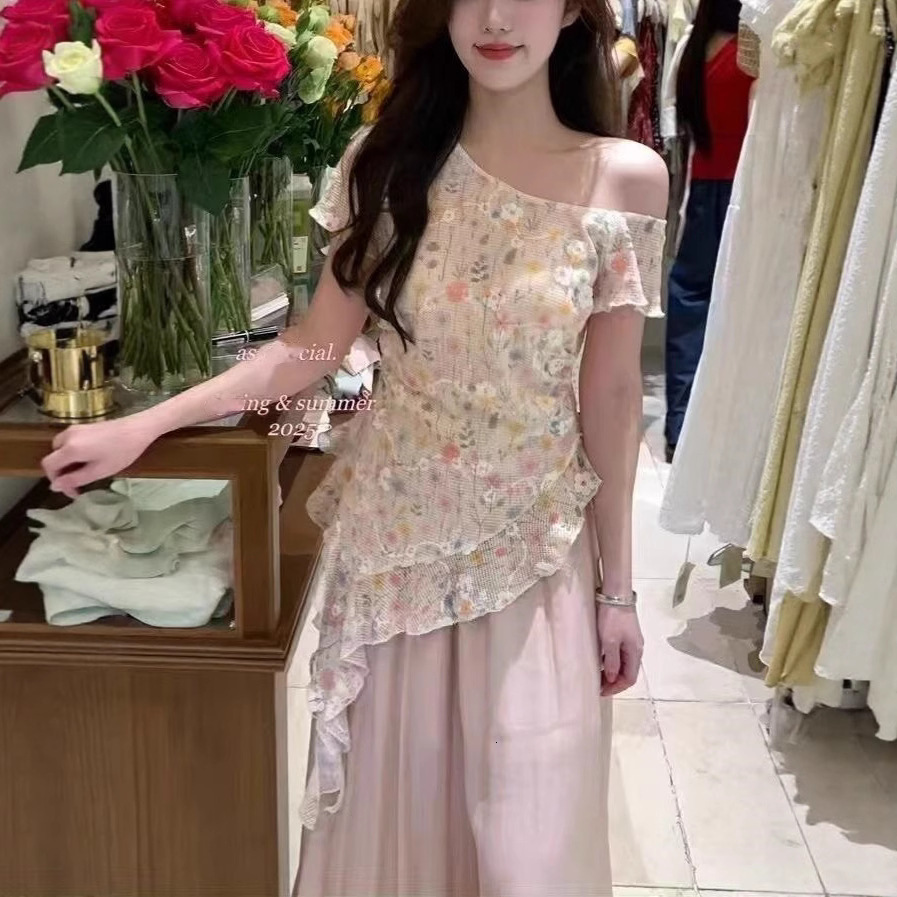 2025 Sweet Flower Off Shoulder Irregular Slimming Top Summer New Fashion T-shirt Fashion Women's S Shirt New Designer T-shirt