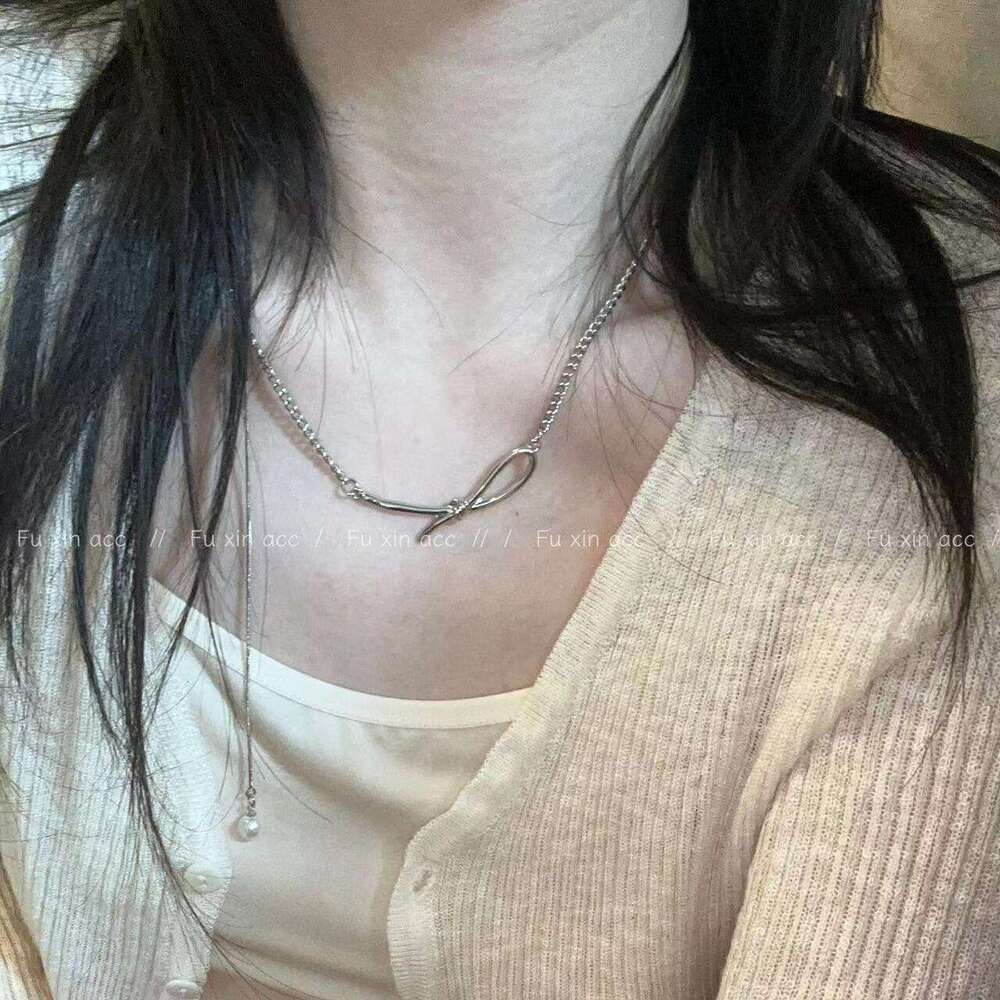 Minimalist Curved Pendant Necklace Niche Light Versatile Collarbone Chain Personality Knot Pearl Accessory 9d4