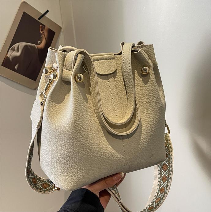 Premium Versatile Bag Ladies 2025 New Wide Shoulder Strap Portable Crossbody Bag Textured Hand Carry Bucket Bag