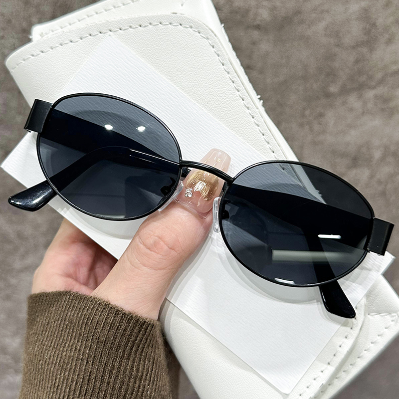 Fashionable street style pairing with sunglasses 5801