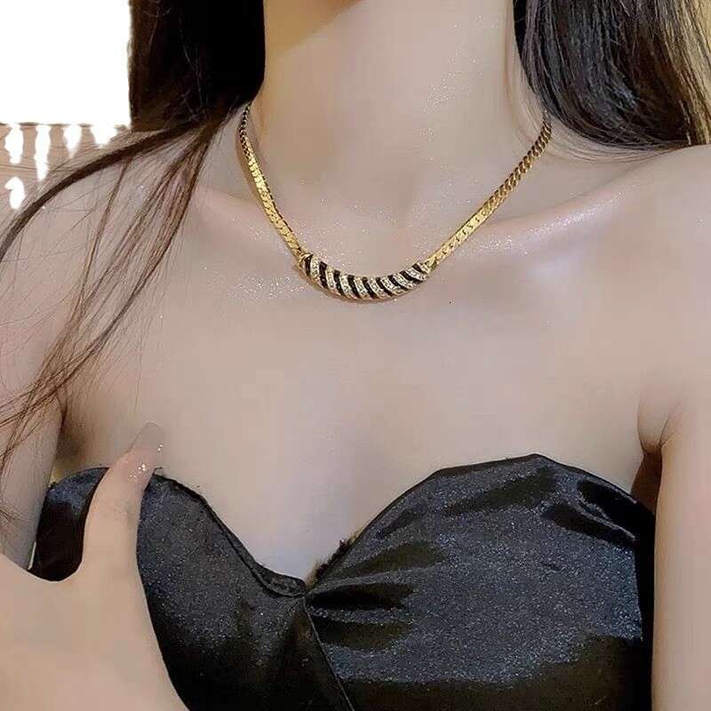 Exaggerated Personality Striped Inlaid Dia High-End Light Collarbone for Women Cuban Style Curved Neck Chain Jewelry