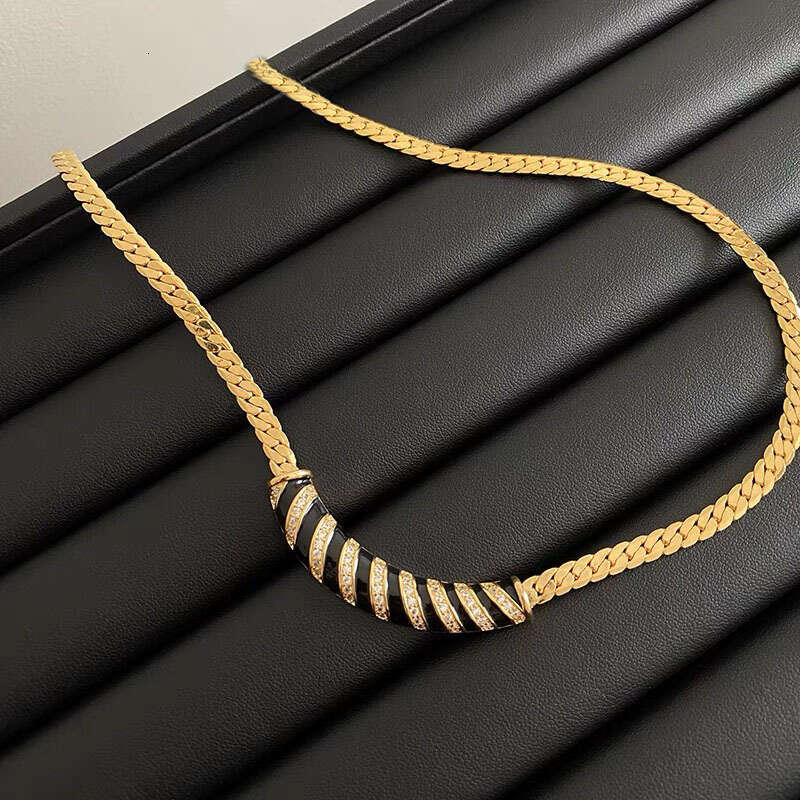Exaggerated Personality Striped Inlaid Dia High-End Light Collarbone for Women Cuban Style Curved Neck Chain Jewelry