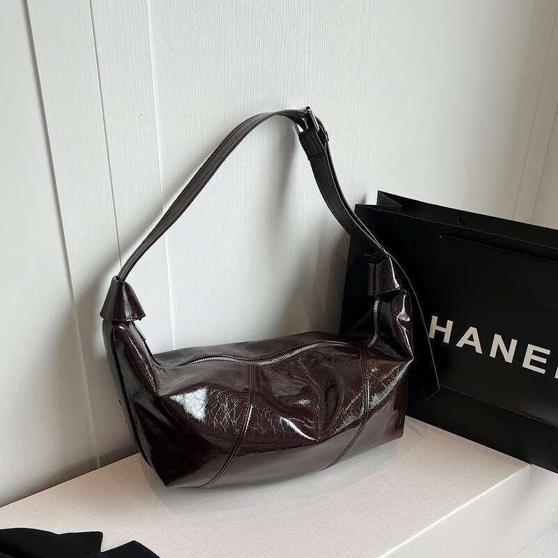 Black patent leather shoulder crossbody bag with fashionable pleated design, versatile handbag for daily streetwear, trendy women's bag