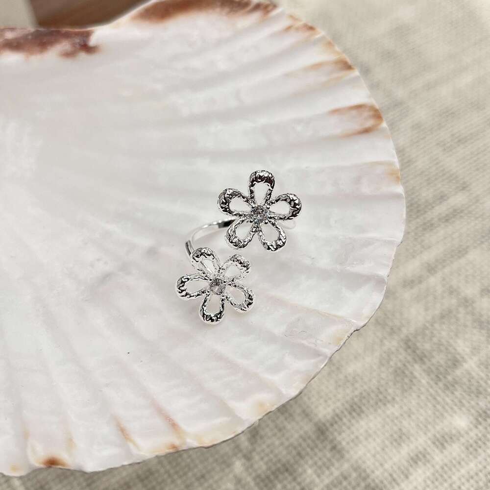 High-end Hollow with Exquisite Carving Pattern, 2025 Spring New Universal Ring, Niche Simple Fresh Ring 1e0