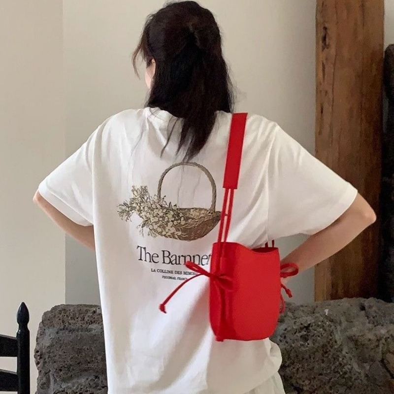 Chic Ladies Tote Style Accessory Combining Practicality with Fashion Forward Aesthetic