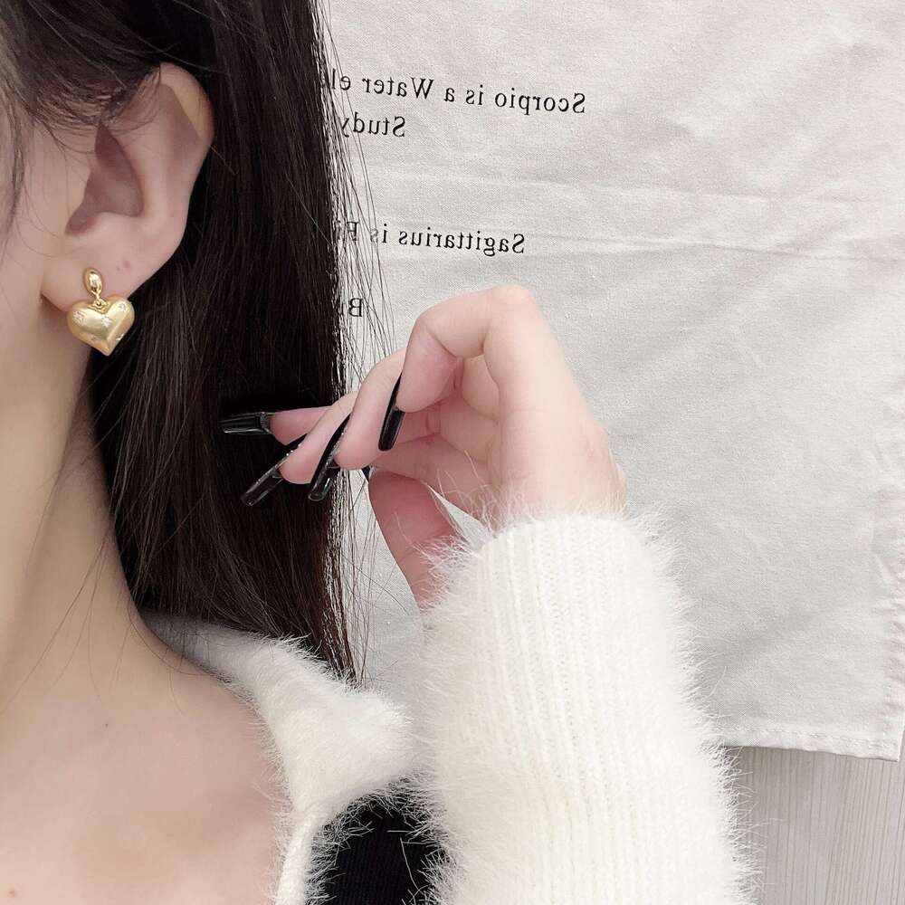 New Simple High-end Unique Personality Temperament Gold Heart-shaped Earrings for Women 68c