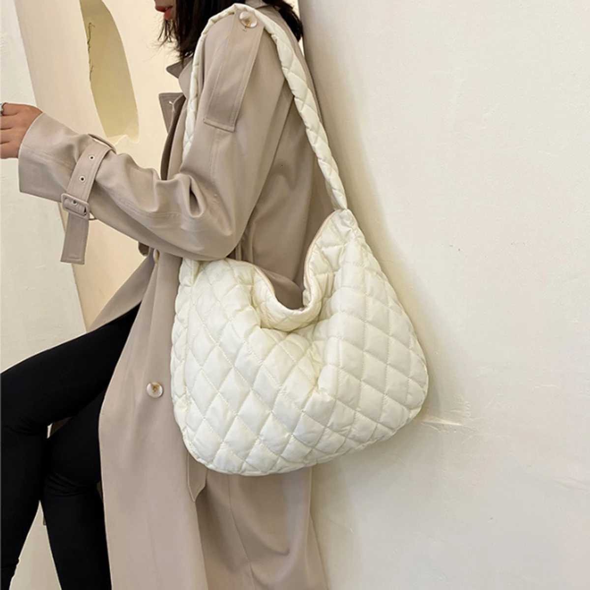 White fashion down cotton shoulder bag female cloud fold casual personality large capacity crossbody bag commuter bag 1 pack Y250730