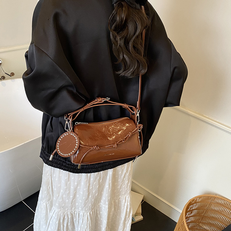 Underarm bag designer 2025 fashionable single shoulder personalized women's bag, new fashionable crossbody carrying cylindrical bag