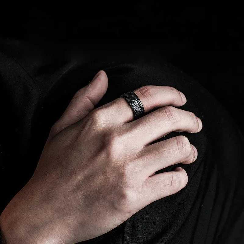 HX New Fault Ring Designer Original Dark Wind Retro Trend Men and Women Couple Engagement Jewelry Accessories y250730