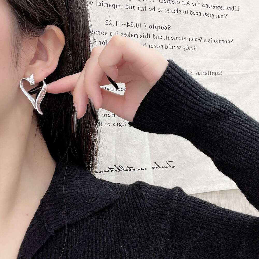 Metal Letter Heart 2024 New Style Earrings Light High-end Sense Buckle Punk Antique Bronze Color Ear Studs 64a