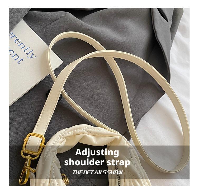 Hand bag shoulder bag Designer 2025S New Spring Color Contrasting Grass Woven Bamboo Basket Water Bucket Handbag Fashion Shoulder Diagonal Cross Women