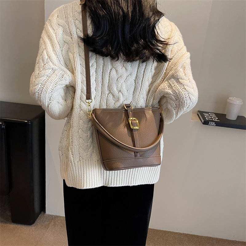 Niche bucket bag 2025 new bag autumn and winter versatile retro large-capacity high-end underarm shoulder messenger bag