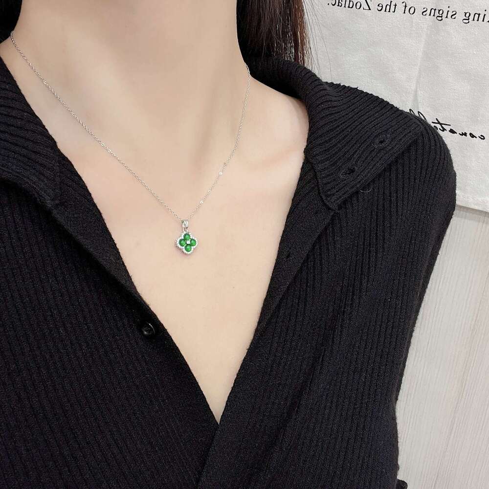 Emerald Lucky Four-Leaf Flower for Women Fashionable High-End Simple Versatile Elegant Luxurious Necklace 0e1