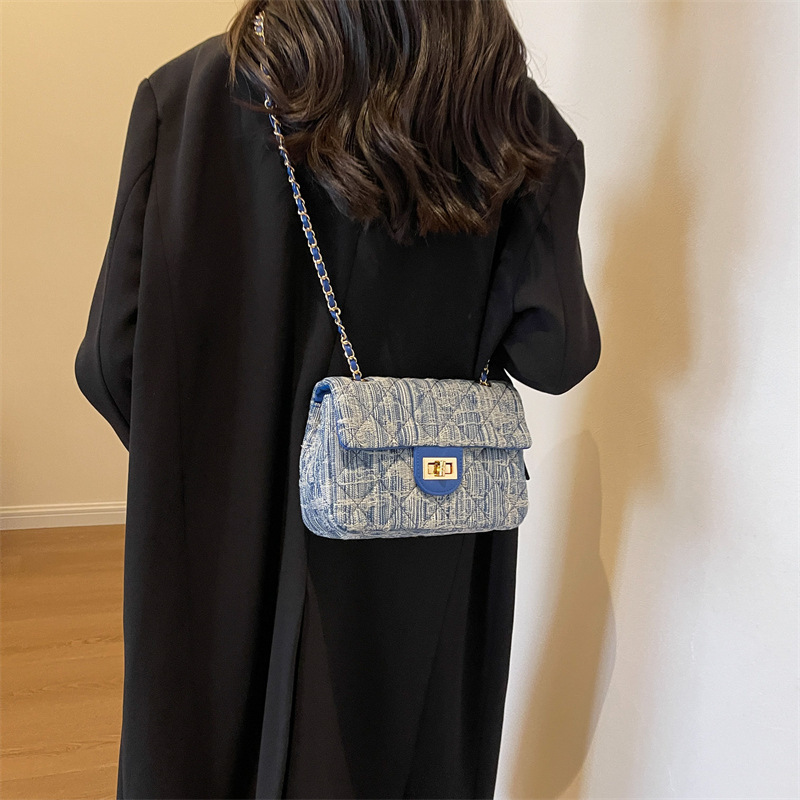 Casual versatile denim shoulder bag, mailman personalized women's bag 2025 new trendy fashion diamond chain messenger bag