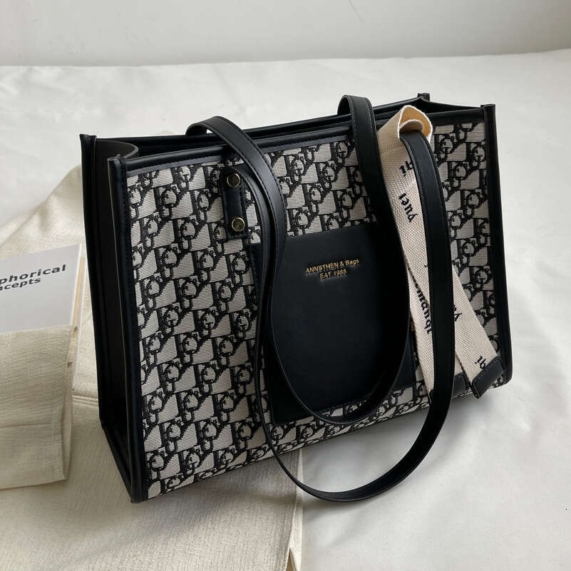 Woman Shopping Bag Black and white presbyopia canvas tote bag, large capacity hand-held shoulder bag, fashionable and versatile commuting bag for outd