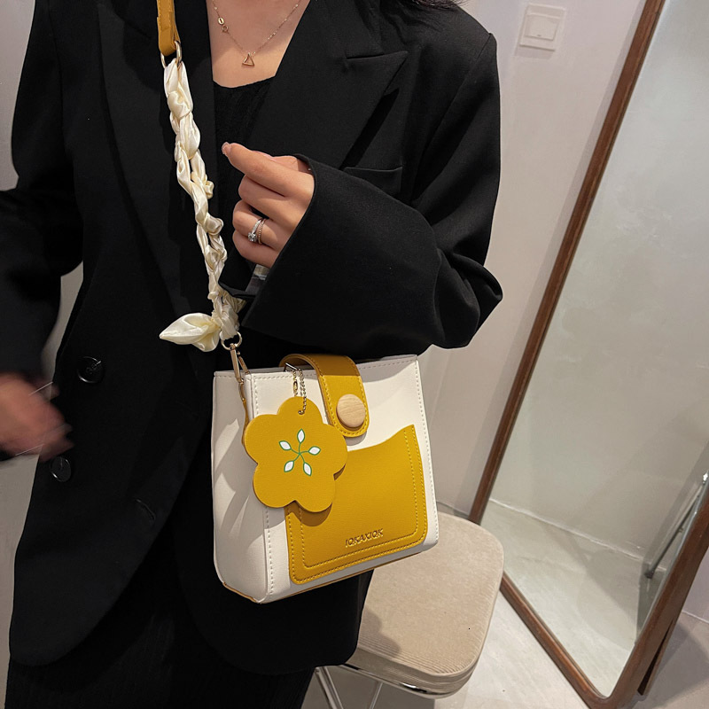 Fashion Trend Bucket for Women 2025 New Color-Block Casual Shoulder Chain Scarf Versatile Crossbody Bag ddmymoon