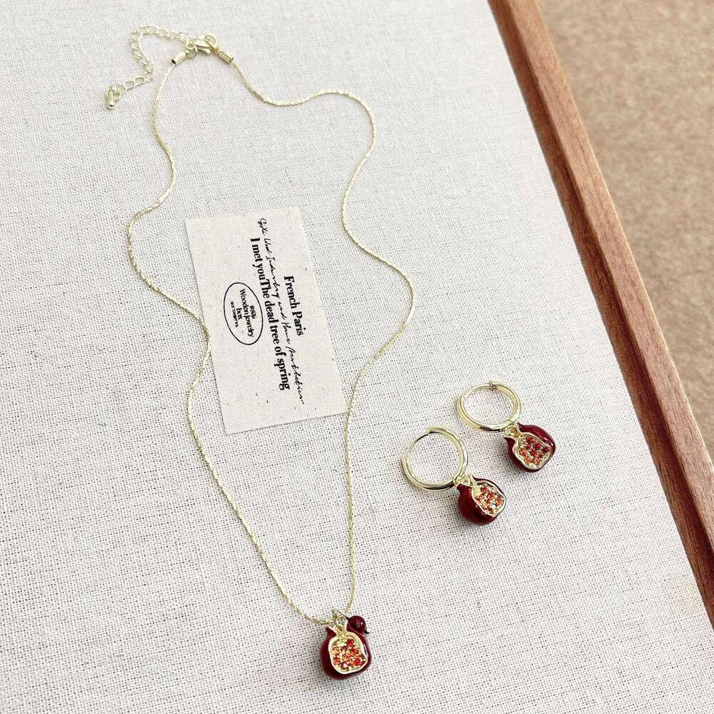 Red Pomegranate Niche Design Sense Light Pendant Collarbone Chain Sweater Necklace 2024 New Model Accessory for Women 3eb