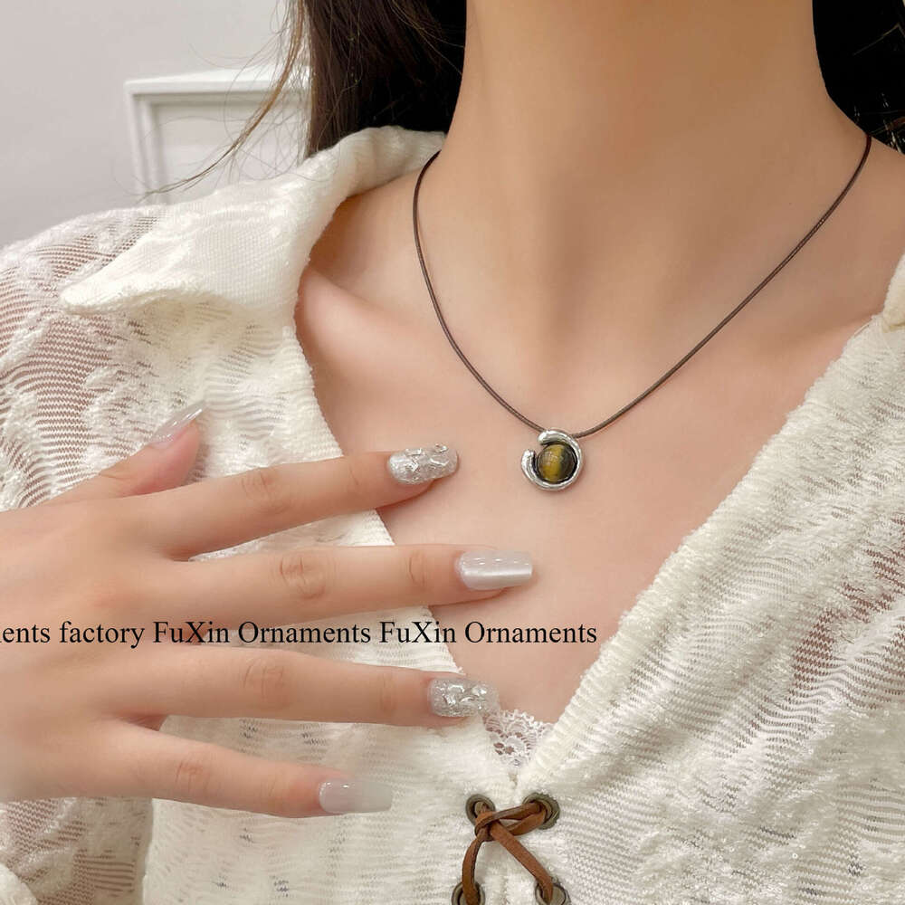Tiger Eye Stone Necklace for Women, New Elegant Niche Light Choker, Fashionable Chinese Style Collarbone Chain Accessory 685