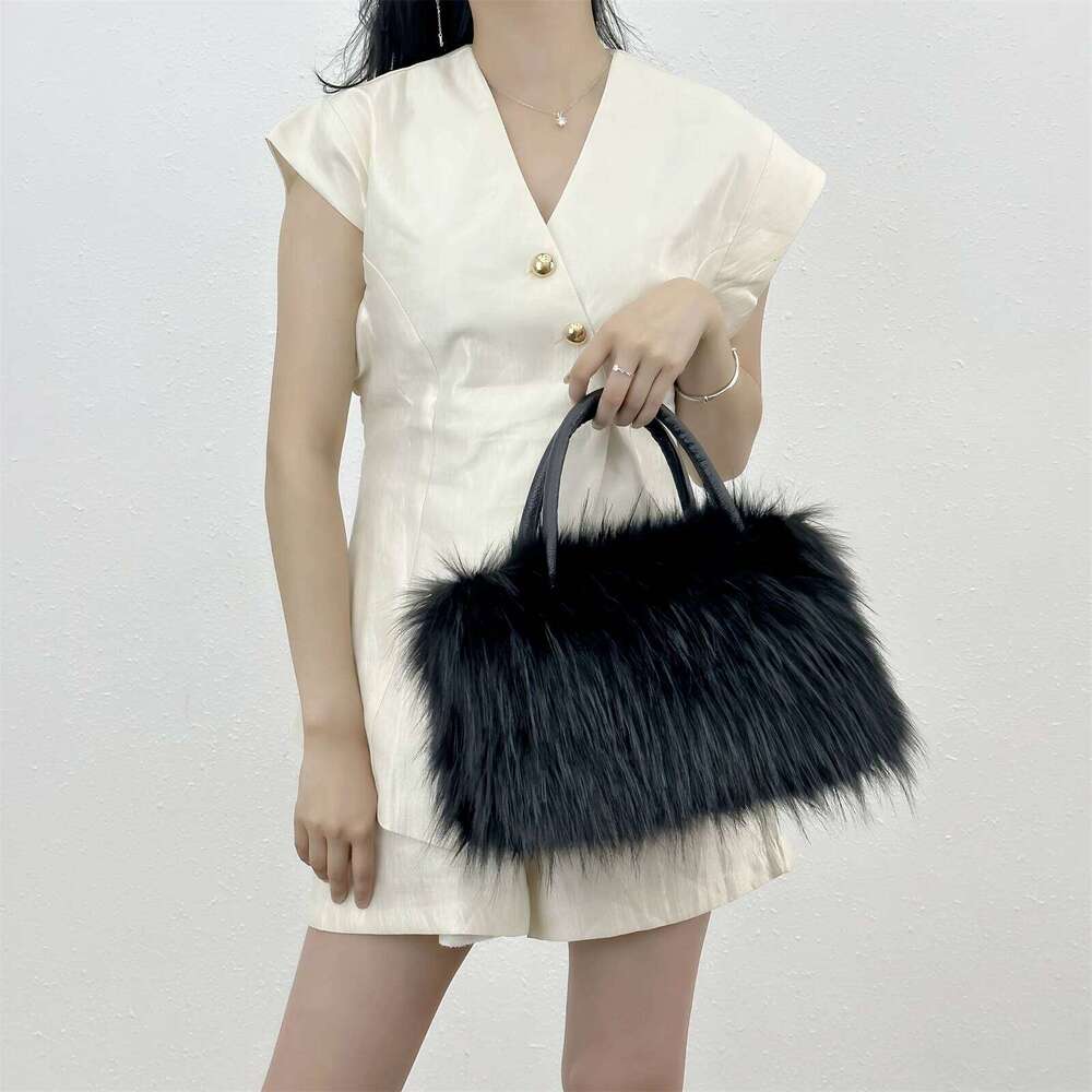 2025 New Design Women's Faux Handbag Winter Soft Warm Girls Fluffy Large Capacity Tote Bag High Quality Fur Purse