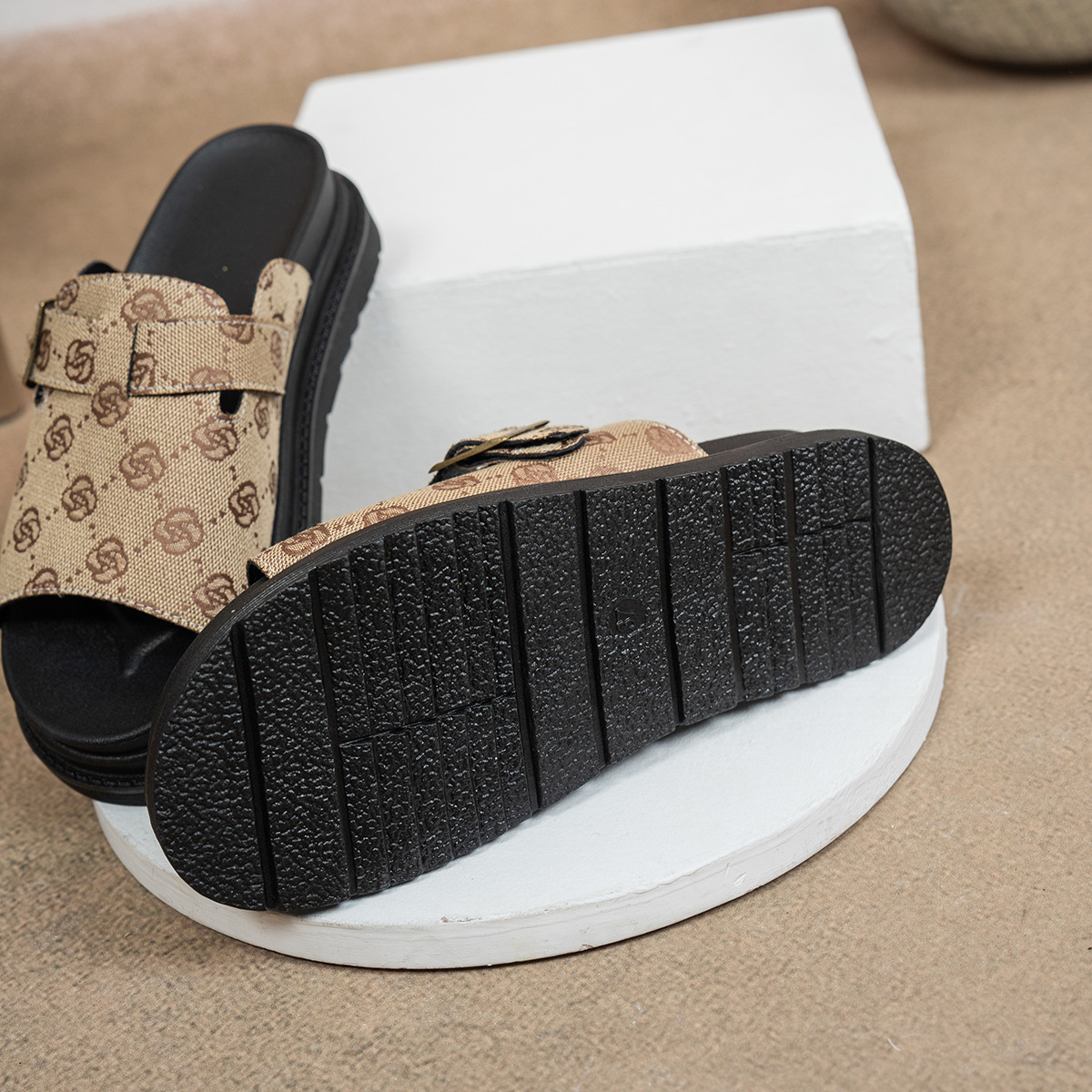 Free shipping design flat slippers, women's high-end thick-soled European and American flip-flops, belt buckle one-line Roman slippers