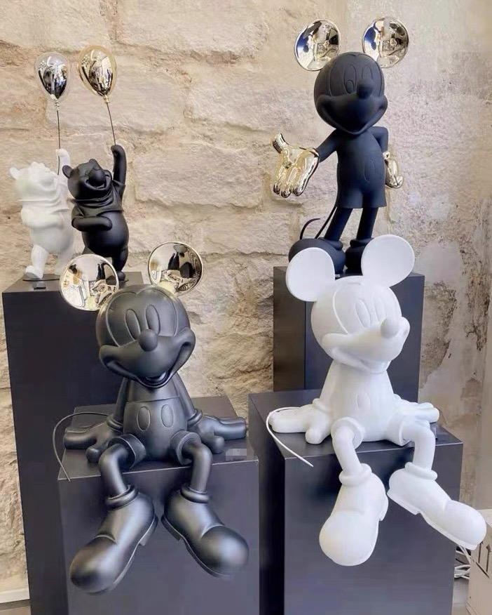 Disney Sitting Cross-Legged Cartoon Mouse Home Decor Figurines Modern Living Room Entrance Tv Cabinet Desktop Decor StylishGifts Y250509