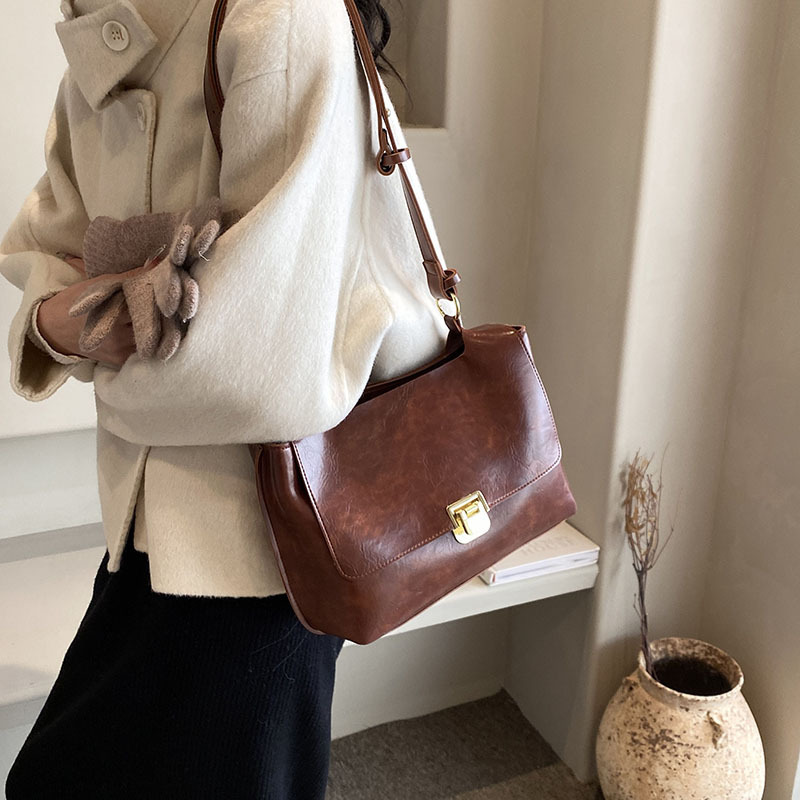 Niche fashion underarm bag women's 2025 new retro versatile tote bag high-end commuter shoulder handbag