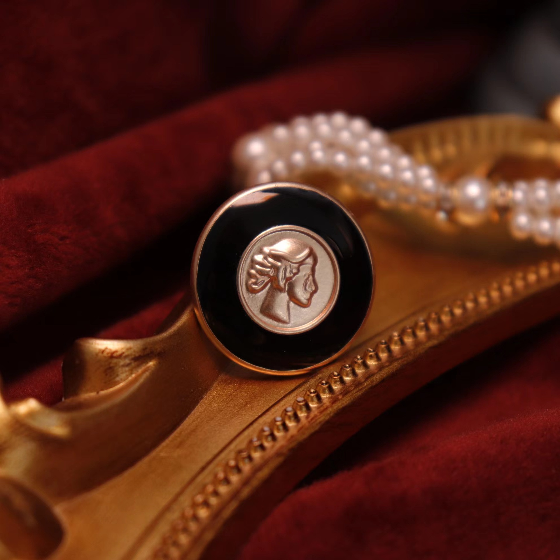 Free Shipping Designer Luxury Jewelry French Retro Retroflow Simple Style Portrait Classic High-end Matte Gold-plated Enamel Glaze Oil Drop Earrings