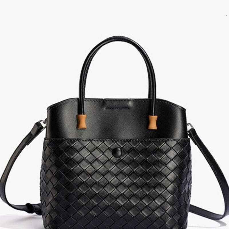 Women Single Shoulder Crossbody Fashionable Large Capacity Soft Leather Woven Bucket Bag