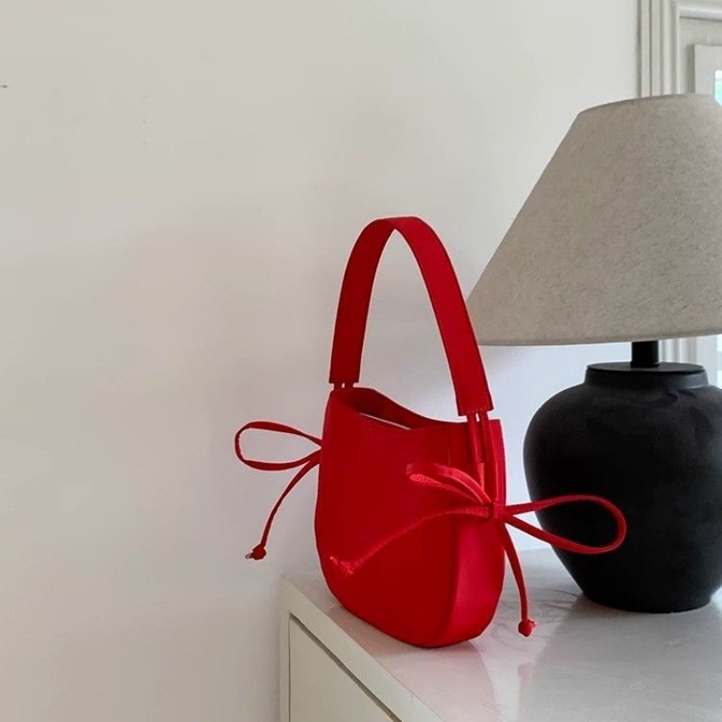 Chic Ladies Tote Style Accessory Combining Practicality with Fashion Forward Aesthetic